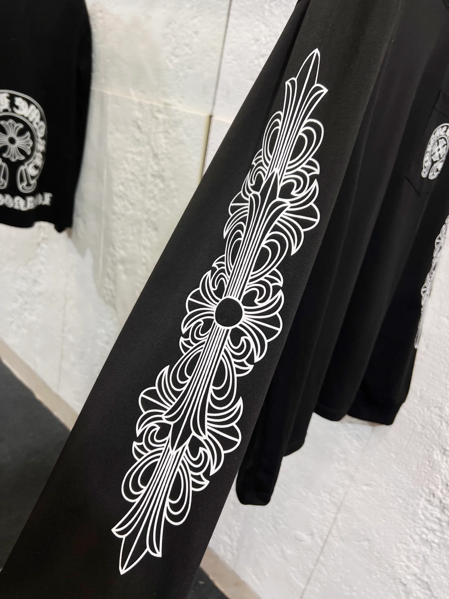 🅿️190 Style Number: T66 ChromeHearts-CH ChromeHearts City Limited Cross Sanskrit Printed Long Sleeve SIZE #s m l xl Length 69 71 73 74 Bust 106 110 114 118 Sleeve Length 64 65 66 67